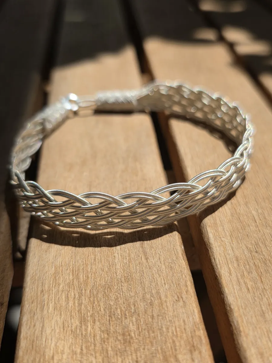 Close view of an interlaced form used as a visual reference